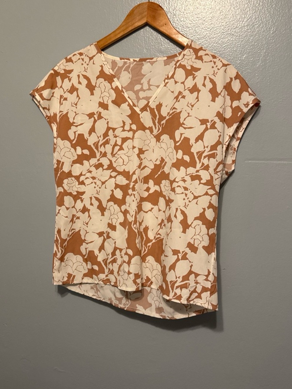Floral V-Neck Short Sleeve Blouse in Beige and Cream